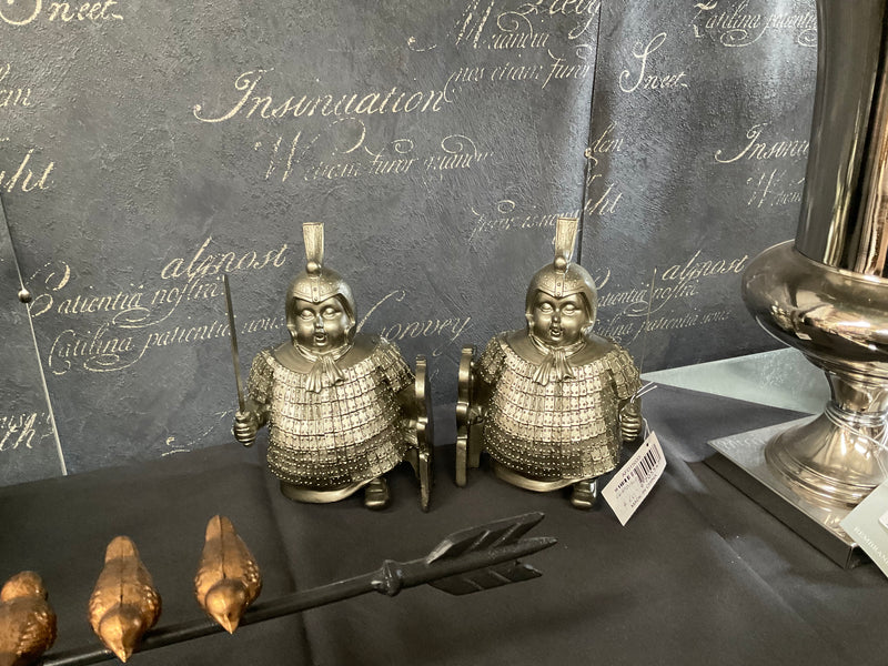 KNEELING WARRIORS BOOKENEDS S/2