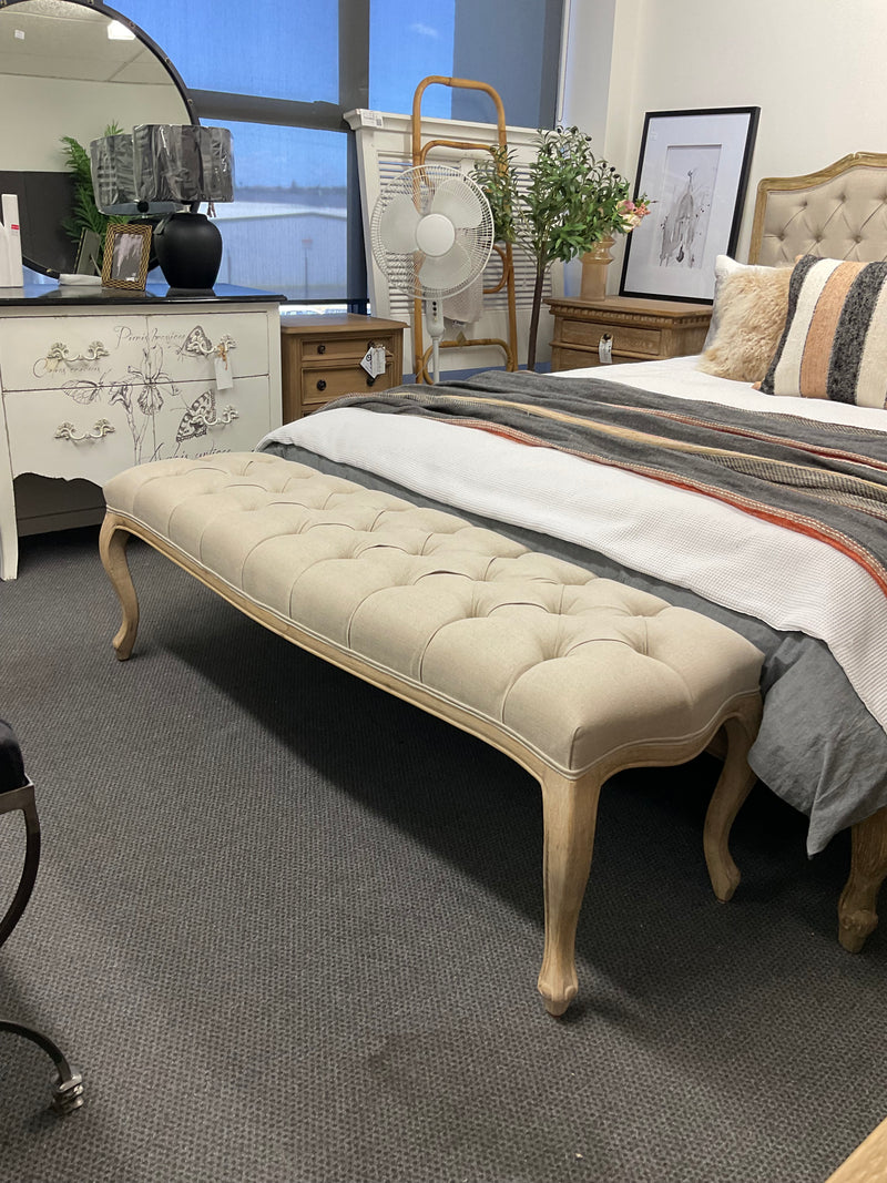 Buttoned Bench Beige Linen/Oak / Weather Washed