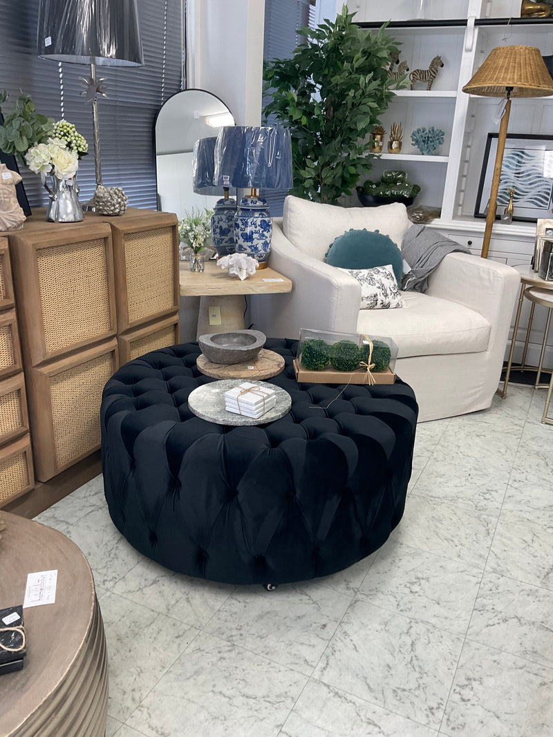 Round Tufted Ottoman Black / Castors