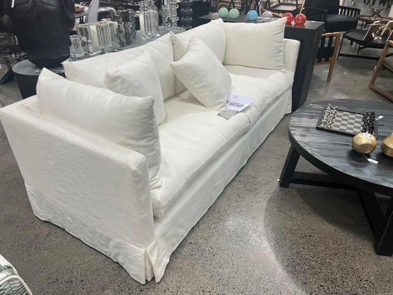 Long Island Slipcover Sofa / White Linen