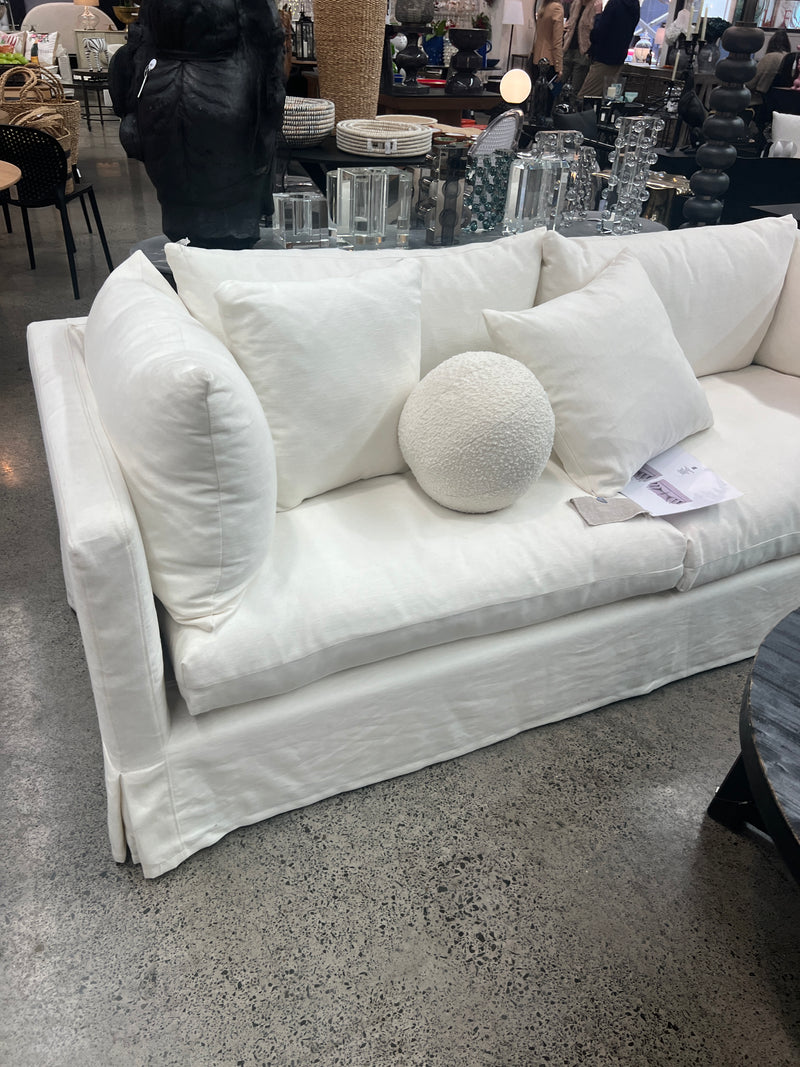 Long Island Slipcover Sofa / White Linen