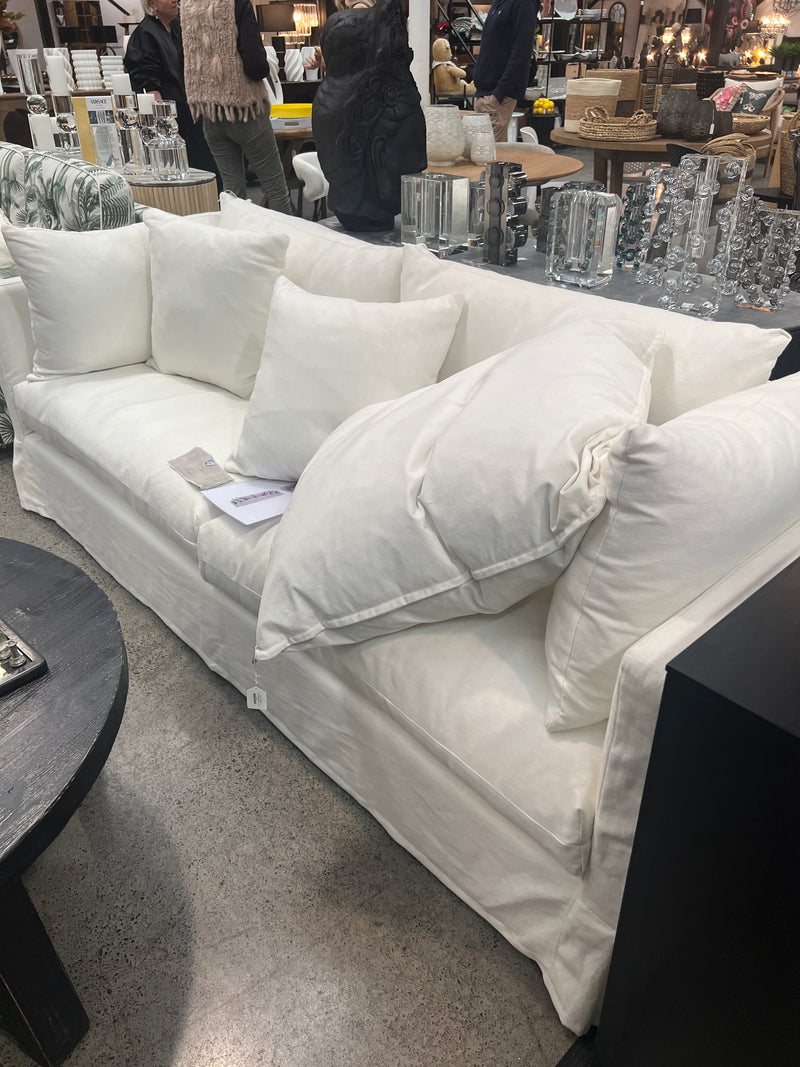 Long Island Slipcover Sofa / White Linen