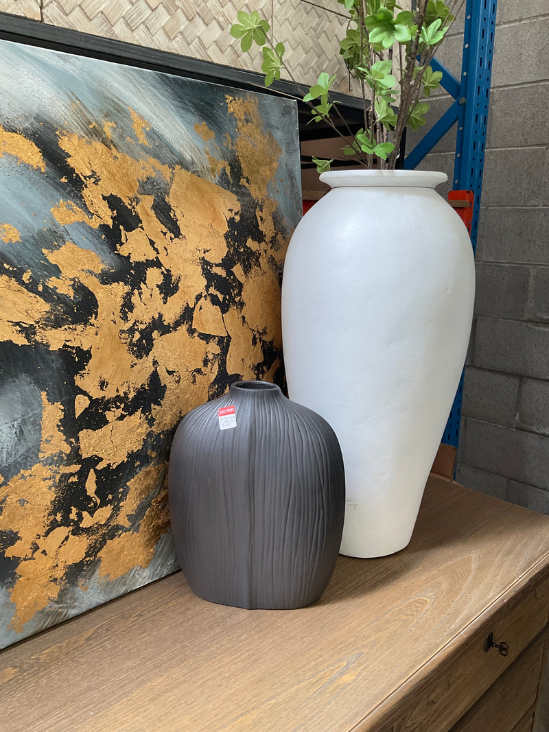 Alvi Vase / Matt Black